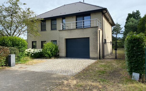 Net buiten de dorpskern Van Zoersel. Verzorgde eigentijdse villa. Inkom met gastentoilet, leefruimte in L-vorm (ca57m²)  met open keuken en via de grote raampartijen zicht en toegang tot de tuin. Bijkeuken/wasplaats (ca8m²) en aansluitend de inpandige g