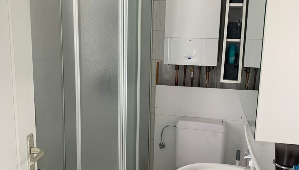Dit appartement is gelegen op wandelafstand van openbaar vervoer en winkels. Knusse leefruimte op keramische tegel. Open keuken voorzien van de nodige toestellen en doorgang naar een zeer ruim terras (ca 21m²). 1 slaapkamer op keramische tegel . De badka